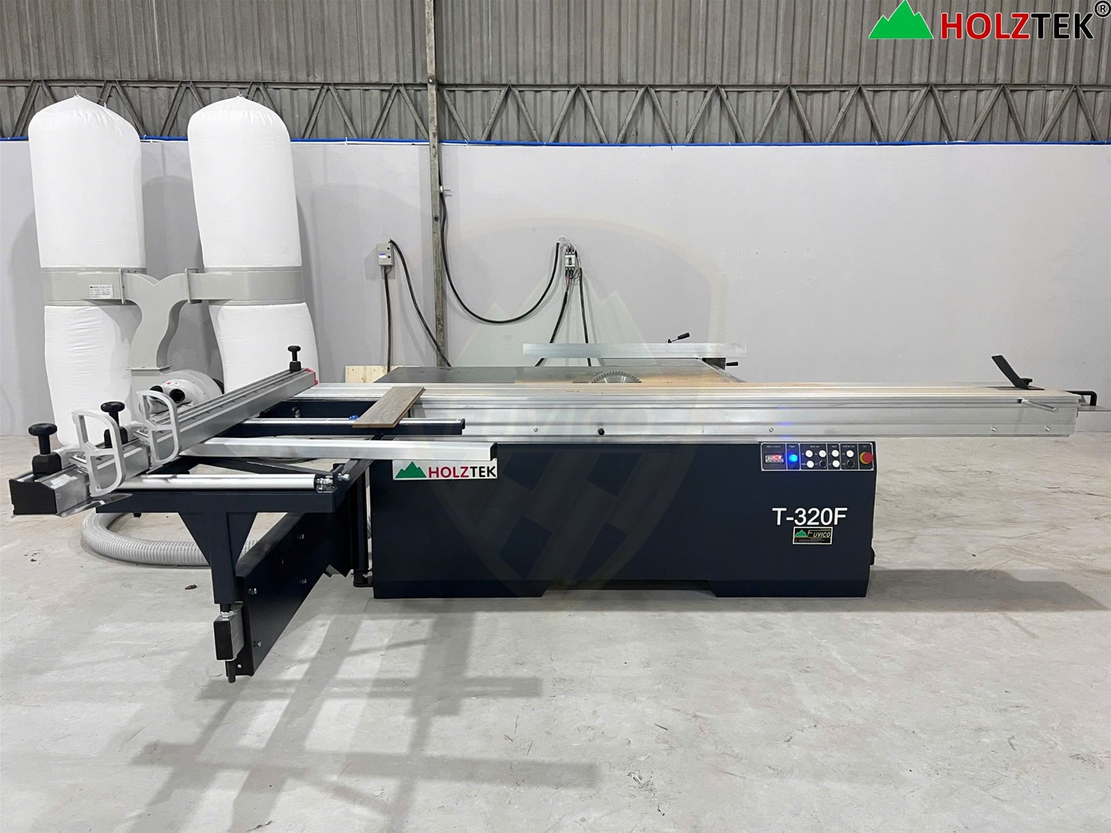 Bàn giao máy cưa bàn trượt T320F Holztek tại nhà máy khách hàng