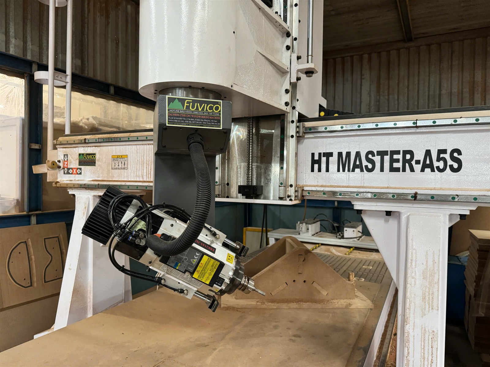 Đầu router máy CNC 5 trục Holztek gia công chi tiết gỗ cong