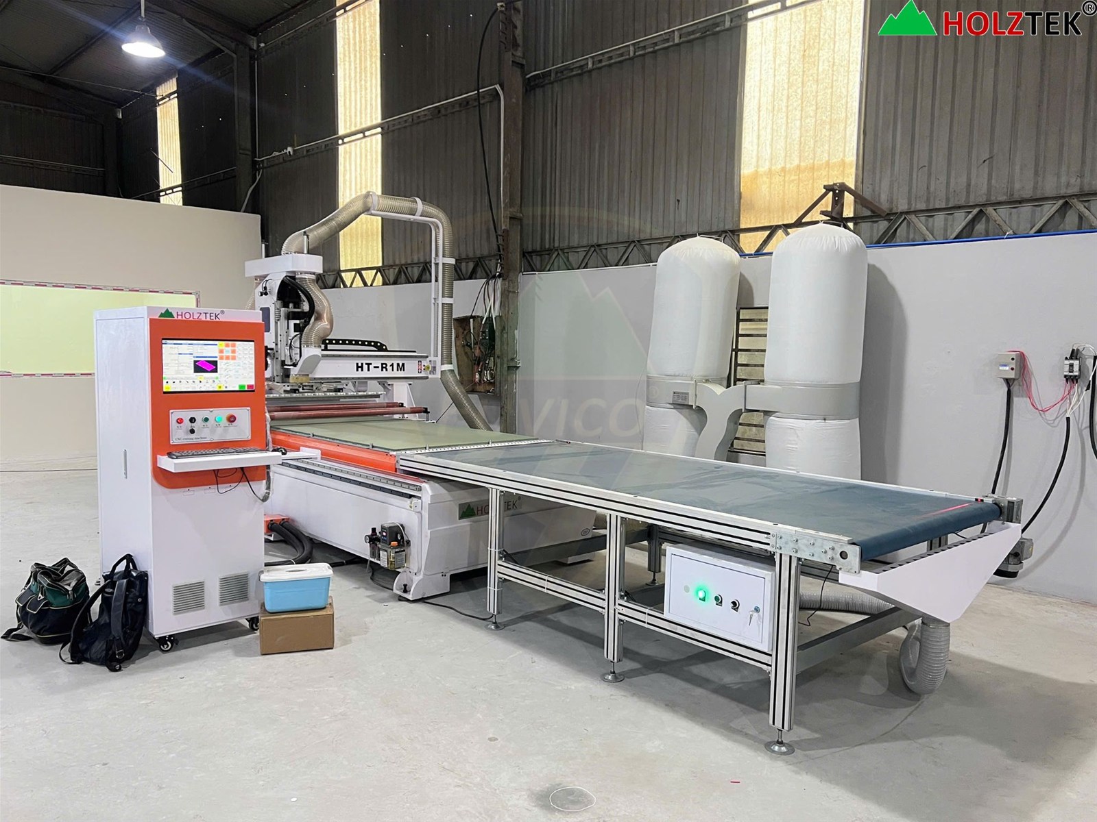 Bàn giao MÁY PHAY CNC NESTING 1 ĐẦU THAY DAO TỰ ĐỘNG HT-R1M