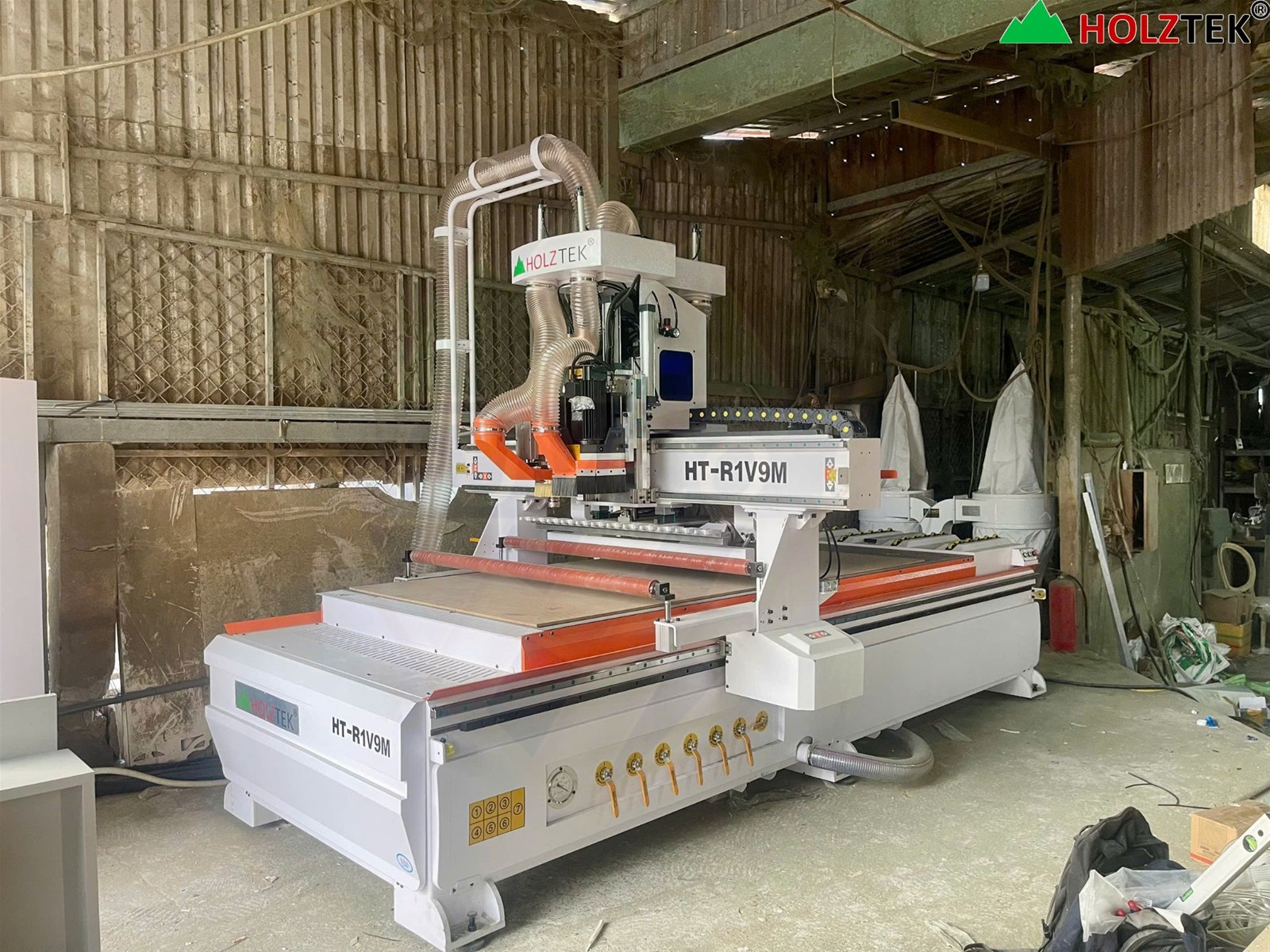 Lắp đặt máy phay khoan CNC tại xưởng khách hàng TP.Hồ Chí Minh