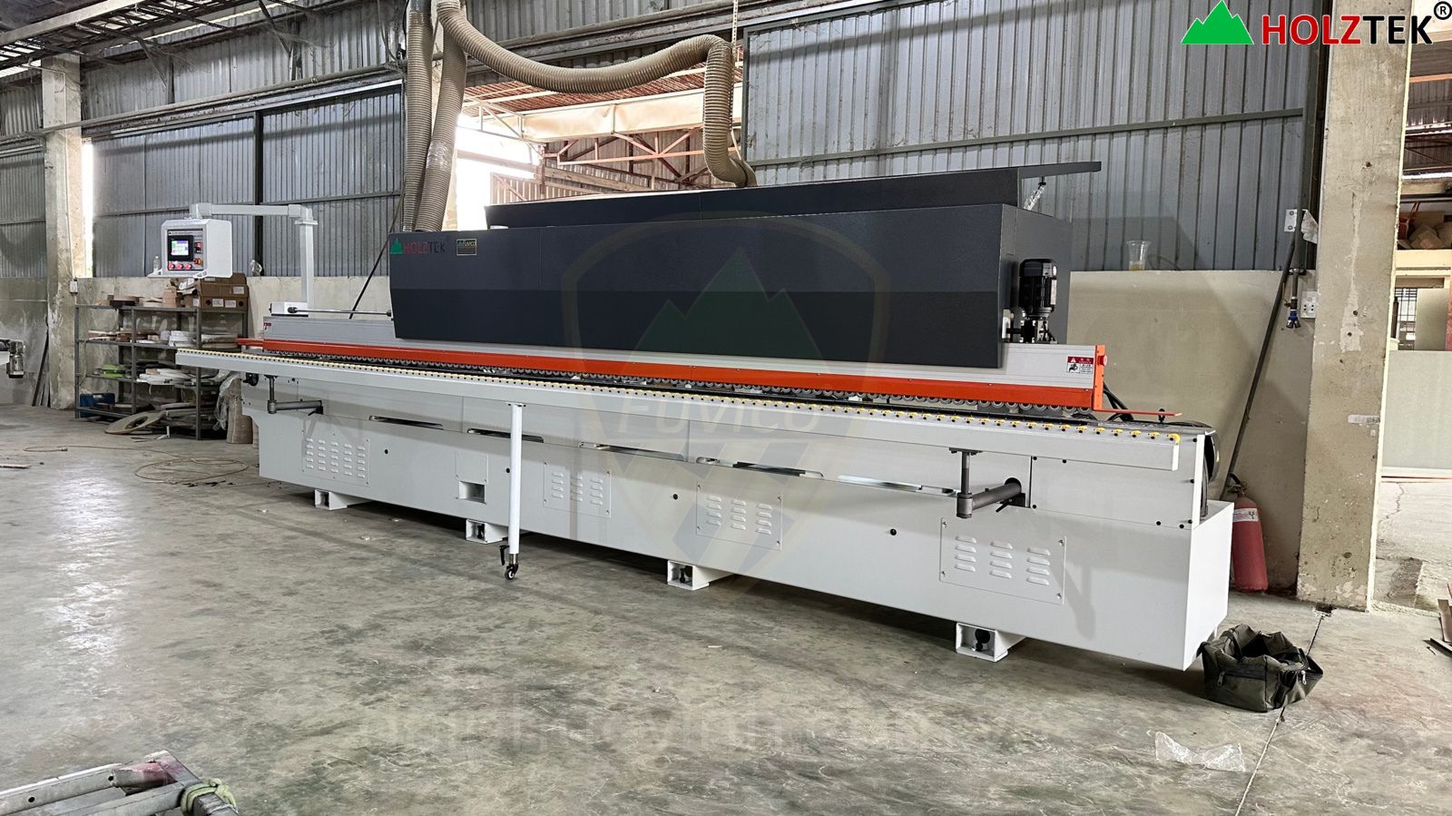 Máy dán cạnh tự động phục vụ dây chuyền sản xuất nội thất công suất cao.