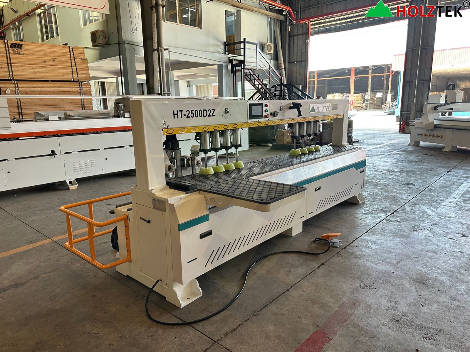 Máy khoan ngang CNC Holztek HT-2500D2Z gia công lỗ liên kết trên cạnh tấm gỗ.